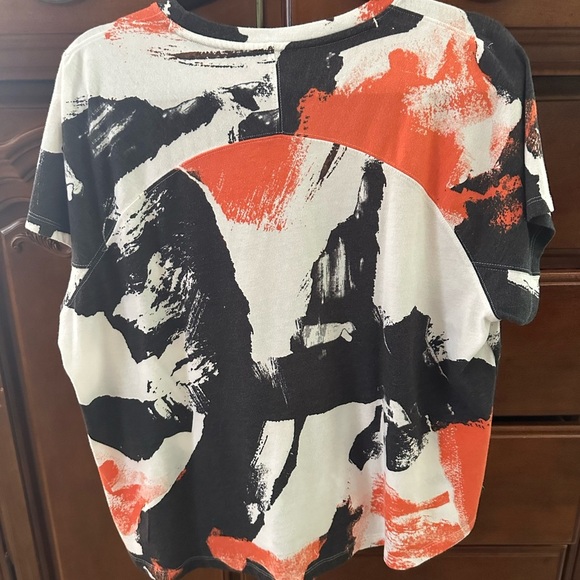 Under Armour Abstract Black, White, and Orange Top. - Picture 6 of 10
